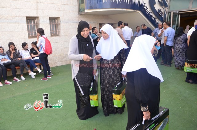 كفرقاسم- فيديو: الرئيس عادل بدير وموظفو البلدية يقفون دقيقة حداد لروح الشهيد احمد ويستقبلون شهر رمضان بتكريم الموظفين